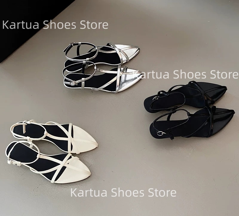 Leather Classic Strap - Sandálias Femininas Pretas de Couro Envernizado